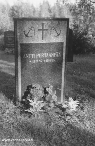 Antti Portaanpään hautakivi
Kuvan taakse on kirjoitettu: "Antti Portaanpää oli Loviisa Porrin avioton lapsi. Loviisa solmi avioliiton Herra Järven Aution kanssa ja he muuttivat USA:han. Myös Antti muutti. Hauta Kälviällä. Paikan nimi Portaanpää on Suonperässä."
Antin asuinpaikka, Portaanpään mäkitupa, on ollut Peltokorvessa, aika lähellä Runttujärventien ja Peltokorventien risteystä. Antti oli syntynyt Ruotsalolla, Porrilla. Hän meni Amerikkaan äitinsä, isäpuolensa ja nuorempien sisarustensa kanssa vuonna 1879. Muu perhe jäi Amerikkaan pysyvästi, mutta Antti palasi Kälviälle vuonna 1914 ja liittyi työväenyhdistykseen. Antti lainasi varojaan yhdistykselle ja lupasi suullisesti, että yhdistys saa pitää rahat hänen kuolemansa jälkeen. Työväenyhdistys pystytti kiven hänen haudalleen, mutta testamentista valitettiin korkeimpaan oikeuteen saakka ja yhdistys menetti lopulta Antin perinnön. 
Antti Porri Portaanpää 29.7.1847-22.12.1915 (Porri 19, Autio 13)
Loviisa Porri (1826-1893, Porri 19) ja Erik Järvi (1832-1908, Autio 13) asuivat Olympiassa, Washingtonin valtiossa ja käyttivät sukunimeä Tuomaala. Heidän poikiensa Joosepin (1856-1921), Aleksanterin (1860-1933) ja Kallen (1866-1928) sukunimi oli Hakvist. Tytär Amanda Lovisa (s. 1863) meni vuonna 1881 naimisiin Isak Friskin kanssa. Josef Hakvistin puoliso oli Maria Amalia Asujamaa (1861-1929, Asujamaa 14) ja Alex Hakvist oli naimisissa ullavalaisen Leena Ågrenin kanssa. Charles Hakvist oli kullankaivajana Alaskassa ja sieltä löytyi Minnie-niminen vaimo.
Keywords: Porri Järvenautio USA Portaanpää