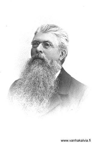 Opettaja Juho Siirilä
Juho Siirilä (1843-1933) (Siirilä 18, Mikkola 17) oli Kälviän ensimmäinen kansakoulunopettaja. 
Hänellä oli myös kunnallisia luottamustoimia vuodesta 1866 alkaen.

Keywords: Siirilä Mikkola