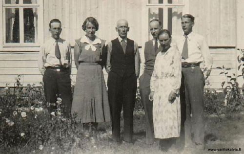 Suonperän väkeä
Pentti (1913-1940), Linnea (1904-1964), Matti Leander (1871-1950), Martti (1901-1967), Esteri (1896-1989) ja Toivo (1909-1991) Suonperä. (Suonperä 24)

Keywords: Suonperä