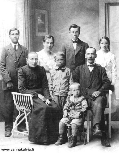 Matti Leander ja Elina Suonperän perhe
Vanhemmat Matti Leander (1871-1950) ja Elina (o.s. Riippa, 1868-1928) Suonperä.
1.  27.11.1896  Rauha Esteri  k. 03.04.1989
2.  10.01.1899  Niilo  oo 26.08.1928 Elsi Klapuri
3.  26.11.1901  Martti  oo 18.12.1932 Irma Roukala
4.  07.11.1904  Linnea Maria  k. 31.03.1964
5.  25.07.1909  Toivo Jaakko  oo 12.11.1941 Eira Vekara
6.  23.06.1913  Pentti Matias  oo 29.09.1940 Agneta Miikki 
Keywords: Suonperä Riippa Klapuri Roukala Vekara Miikki 