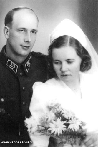 Toivo ja Eira Suonperä
Toivo Jaakko Suonperä, *25.7.1909, k. 18.1.1991
Eira Kaarina Suonperä, o.s. Vekara, *28.5.1911, k. 15.8.1986
Pariskunta on vihitty 12.11.1941. Lapsia on syntynyt 2.
(Suonperä 24)

Keywords: Suonperä Vekara 