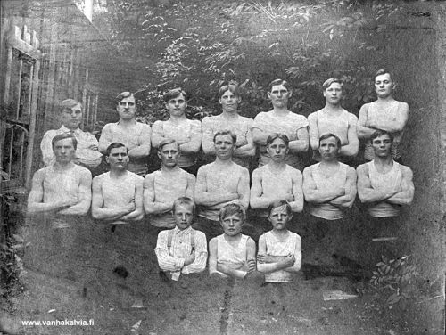 Nuoria urheilijoita Mäkelästä
Kälviän nuorukaiset Josua Mäkelä (1888-1976, Mäkelä 24) ja Otto Mäkelä (1886-1918, Mäkelä 27) kolmantena ja neljäntenä vasemmalta toisessa rivissä. Josua ja Otto lähtivät Amerikan siirtolaisiksi ja liittyivät Seattlen suomalaiseen urheiluseuraan.  
Josua Mäkelä eli pitkän elämän, mutta Otto Mäkelä menehtyi veljensä Kallen ja kymmenen muun miehen kanssa Burnettin kaivosräjähdyksessä vuonna 1918.



Keywords: Mäkelä USA Washington Seattle Burnett Pierce 