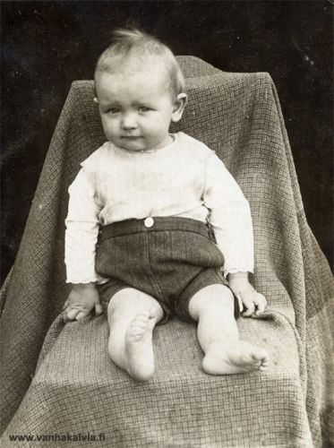 Urho Hakala
Kuvassa Hakalan perheen Urho-poika noin vuoden vanhana (s. 14.9.1912, Pirkola 26). Kuvaajana on ollut Urhon isä Jukka Hakala.
Keywords: Hakala