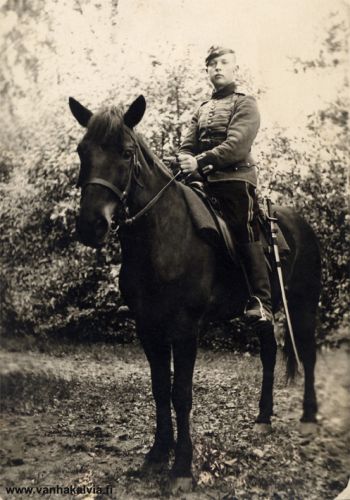 Rakuuna Urho Hakala
Urho Hakala (s. 1912, Pirkola 26) asevelvollisena. Kuvausvuosi ehkä noin 1930.
Keywords: Hakala