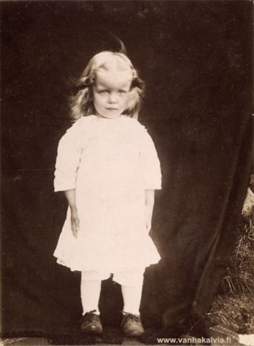 Vieno Hakala
Kuvassa Vieno Hakala ehkä 2-3 vuoden ikäisenä (s. 20.11.1910, k. 19.5.1999, Pirkola 26). Vienon äiti oli Laura Koivu (1888-1952, Björkbacka 2), valokuvaaja Jukka Hakalan vaimo.
Keywords: Hakala