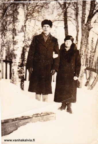 Kalle ja Matilda Rantala
Kuvassa ovat Kalle Viktori Rantala (Kongenkari 2) ja hänen vaimonsa Matilda (os. Juntunen). Kuva on otettu Kälviällä vuoden 1940 tienoilla. 
Keywords: Rantala Juntunen