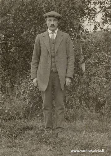 Viljami Valkama
Talokas William Valkama (s. 1880, Valkama 13) kuvattuna kesällä 1914 polkupyörän ajokorttia varten. Kälviän piirin nimismiehen Otto Ellfolkin myöntämä ajokortti antoi luvan käyttää polkupyörää ja kaikkia muita itsekulkevia ajoneuvoja kaikilla maan- ja kyläteillä maaseudulla kenraalikuvernöörin määräyksen mukaan koko sen ajan kuin sotatila (I maailmansota) Suomessa kestää. 
Keywords: Valkama 