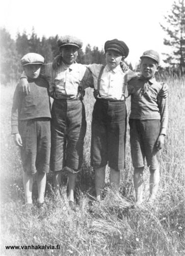 Vuolteen poikia 
Pojat vas. Veikko Seppälä, Tauno Kangas (Kangas 30), Uuno Huhtala (Vuolle 33, Huhtala), oik. Uuno Seppälä. Kuva on vuodelta 1930.
Keywords: Huhtala Kangas Seppälä 