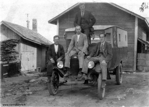 Nuoret miehet ja "Ullavan navetta"
Lokasuojan päällä vas. istuu Yrjö Tikkanen (s. 1903, Hilli 21), keskellä konepellin päällä Martti Suonperä (s. 1901, Suonperä 24) ja oik. Kalervo Honkala (Honkala 9). Ylhäällä istuva mies tunnistamatta. Chevrolet-merkkinen auto tunnettiin 1920-luvulla "Ullavan navettana". Se oli linja-auto, jonka omistivat muutamat ullavalaiset isännät ja joka liikennöi Kälviän ja Ullavan välillä. Yrjö Tikkanen oli auton kuljettaja. Martti Suonperä ja Kalervo Honkala olivat töissä Kälviän KPO:lla.

Kälviän ja lähiseudun teillä liikkui 1920-luvulla  toinenkin saman näköinen linja-auto, "Kivelän navetta". Se oli merkiltään Ford ja omistaja oli Hugo Kivelä. 


Keywords: Tikkanen Suonperä Honkala Ullava 
