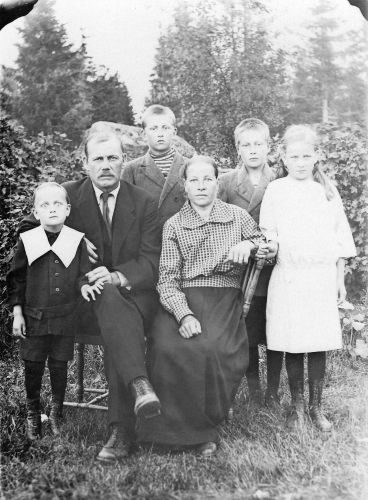 Antti ja Hilma Harju perheineen
Hilma Sofia o.s. Nissilä (1883-1977 Nissilä 20) ja Antti Harju (1879-1965 Harju 21) perheineen. Lapset Tenho Antero s. 1910, Aarne Ahti s. 1912, Suoma Lilja aviol. Pernu s. 1915 ja Olavi Matias s. 1920. Kuvaaja Jukka Hakala noin 1925. 
Keywords: Harju Nissilä Pernu Hakala