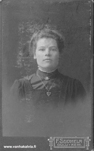 Hilma Rautio
Nuoruuskuvassa Hilma Rautio (o.s. Järvi, 1887-1976, Rautio 14). Kuva on todennäköisesti vuoden 1915 tienoilta.
Keywords: Rautio Järvi