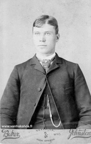 Jukka Uusitalo eli John Ostrom
Juho Uusitalo oli syntynyt vuonna 1868 ja vuonna 1887 hän matkusti Yhdysvaltoihin. Siellä nimi vaihtui John Ostromiksi. Kuva lienee otettu pian Amerikkaan tulon jälkeen, kuvauspaikka on Rock Springs, Wyoming. John Ostromin vakituiseksi asuinpaikaksi tuli Astoria, Oregon. Siellä hän kuoli 41-vuotiaana vatsasyöpään 31.3.1910. 
Juhon matkasta Amerikkaan on löytynyt tietoja: huhtikuun 22 päivänä 1887 hän oli noussut Göteborgissa Romeo-nimiseen laivaan päämääränä ensin Hull Englannissa ja sieltä oli matka jatkunut Duluthiin, Minnesotaan. Yksin Juhon ei tarvinnut matkustaa, sillä matkaan olivat lähteneet myös Juho Pietilä, Otto Junkkila, Josef ja Juho Nissilä ja Johanna Riihimäki. Juhon vanhempi veli Aleksander Uusitalo matkusti Amerikkaan syyskuussa samana vuonna.


Keywords: Uusitalo Ostrom RockSprings Wyoming Astoria Oregon USA Pietilä Junkkila Nissilä Riihimäki