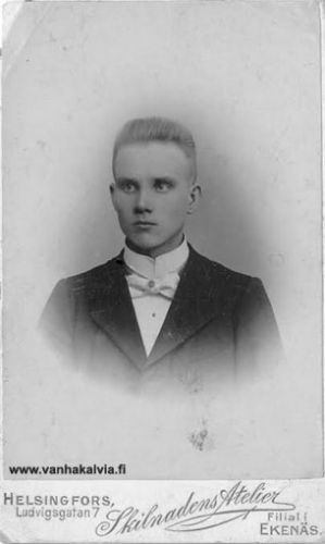 Opettaja Kalle Riihimäki
Kalle Riihimäki (s. 1882, Riihimäki 13) kävi Kajaanin seminaarin ja valmistui opettajaksi. Kuva on otettu Helsingissä Erottajan Ateljeessa ehkä samoihin aikoihin valmistumisen kanssa. 
Keywords: Riihimäki Helsinki