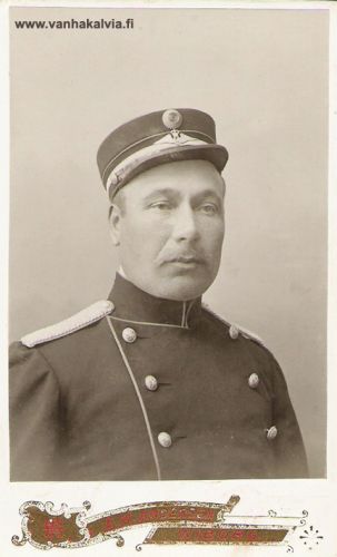Verner Maunumäki konduktöörina
Verner Maunumäki (s. 30.3.1870, Maunumäki 32) toimi poliisina 1891-1895 välisen ajan Viipurissa. Vuonna 1896 hän siirtyi rautateiden palvelukseen ja sai ensin raiteenvaihtajan ja asemamiehen toimen, sen jälkeen hän toimi jarrumiehenä ja esimiestehtävissä. Vuonna 1903 hän suoritti konduktöörin tutkinnon.
Verner asui perheineen Viipurissa ja sotien jälkeen Helsingissä ja Kouvolassa. Hän oli musikaalisesti lahjakas. Kansanperinteen tutkija Erkki Ala-Könni kävi Kouvolassa Verneriä tapaamassa ja tässä yhteydessä äänitti ainakin tuutulaulun Tuslulleeriluu. Laulu on kuultavissa levyltä "Suomalainen kehtolaulu". Vox Silentii on levyttänyt samaisen laulun ja mainitsee Verner Maunumäen säveltäjäksi. 


Keywords: Maunumäki Viipuri Helsinki Kouvola