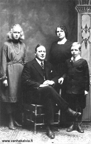 Ida Borin - Palmrosin Hjalmar-pojan perhe New Yorkissa
Postikorttina lähetetty kuva on osoitettu Herra ja Rouva Johan Palmrosille.
”Parhain tervehdys. Dagmar, Hjalmar, Dorothy ja Richard”. Kuva on otettu 25.1.1920 ? 
Kuva esittää mahdollisesti Juho ja Ida Palmrosin pojan perhettä. Päiväys on epäselvä.
Ida Palmros (o.s. Borin, Peltomäki 1)

Keywords: Borin Palmros