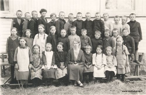 Ruotsalon koululaisia 1926-1927
Koulukuva Ruotsalolta. Opettajana Rebekka Ruuska. Kuva on otettu joko syksyllä 1926 tai keväällä 1927.

Alarivi vasemmalta Eini Sandström, Sanelma (Siiri) Kinnari (m. Karhulahti, s. 1916, Kinnari 29 Junnila), Lempi Hakunti (s. 1916, Hakunti 22) ja Vieno Junnila (m. Forss, s. 1912, Kinnari 28 Junnila).  Opettaja Rebekka Ruuskan oik. puolella Ester Hakunti (m. Pietilä, s. 1917, Hakunti 21), Selma Oikarinen (s. 1915, Valkama itsellinen), Kerttu Junkkila (s. 1917, Junkkila 18), oik. Kaisa (Katri) Heikkiniemi (m. Viitasaari, s. 1917, Heikkiniemi 19).

Keskirivi vasemmalta: Tyyne Leppäkari, Sylvi Vehkala, Lempi Salo, Eila Kerola, Viljo Nissilä, Eino Ingalsuo, Esko Kerola, Mauno Rantala, Sulo Karhulahti, Unto Karhulahti ja Väinö Blomster.

Takarivi vasemmalta Leino Sandström (s. 1913, Luodon mäkitupa), Ahto Järvi, Lauri Pietilä (s. 1914, Pietilä 27), Tauno Rimmi (s. 1913, Rimmi 21), Pentti Norrbacka (Pohjoismäki), Ilmari Myllylä, Pentti Kantoluoto (?), Antti Hakunti (Hakunti 23), Eeli Eklin, Valto Pelttari, Alvar Luoto, Oiva Järvi (s. 1917, Järvi 27), Olavi Ingalsuo, Viljo Pietilä (s. 1916, Pietilä 27).

Keywords: Hakunti Ruuska Kinnari Karhulahti Pietilä Hakunti Junnila Forss Kerola Nissilä Oikarinen Viitasaari Järvi Blomster Rantala Leppäkari Ingalsuo Myllylä Pohjoismäki Kantoluoto Eklin Pelttari