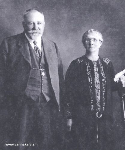 Omenakuningas Josef Herronen - Johnson
Kuvassa Joseph ja Sarah Herronen - Johnson. Jooseppi Herronen (Joseph Johnson) syntyi Kykyrillä 1863. Jooseppi asui Kristiina-äitinsä kanssa mökissä, joka sijaitsi suunnilleen Sakerin sillan kohdalla. Paikka on myöhemmin jäänyt tien alle.  Kristiina teki töitä talollisille, mm. kuokki metsään uutta peltoa. Josef lähti merille, meni Amerikkaan 1881 ja sieltä Australiaan n. 1886. Hän yritti monella alalla, mm. piti hotellia Sydneyssä. 
Jooseppi meni naimisiin irlantilaisen Sarah Mooneyn kanssa ja heille syntyi kaksi tytärtä ja poika. Vuosisadan vaihtuessa Jooseppi oli alkanut käyttää Josef Johnson nimeä. Jooseppi oli sitten noin seitsemän vuotta työssä kaivoksessa ja loukkaantui vakavasti onnettomuudessa. Sittemmin Joseph raivasi metsää ja perusti laajoja omenaviljelyksiä ja toimitti omenia ympäri maailmaa. Hänellä oli mm. oma saha ja hän keräsi suuren omaisuuden. 
Kesällä 1929 Joseph vieraili vaimonsa kanssa Kälviällä. Hän näki mm. kotimökkinsä, joka toimi Kykyrillä karjakeittiönä. Lapsuuden leikkitovereista oli elossa vielä Kalle Kykyri. Hän tiesi Joosepin äidin hautapaikan tapulin vieressä ja paikalle pystytettiin muistokivi. Aikalaiset kertoivat kiven pystyttämisen olleen matkan tärkein toimi. Joseph Herronen myi omenatarhansa v. 1932 vävylleen. Joseph kuoli Manjiupissa, Etelä-Australiassa 1935.
Keywords: Herronen Johnson Mooney Manjiup Australia 