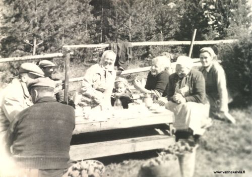 Perunan istutuspäivä Toivosen pellolla
Kahvitauko Martti Toivosen pellolla 1950-luvun lopulla.
Keywords: Toivonen