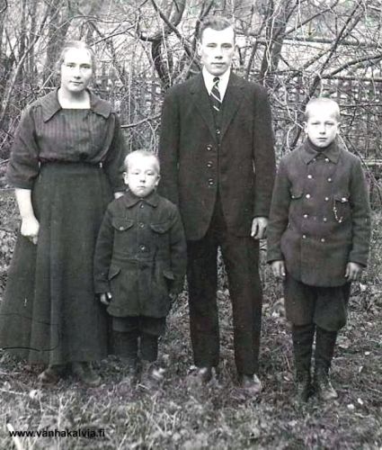 Suonperän sisarukset
Esteri (1896-1989), Pentti (1913-1940), Niilo (1899-1941) ja Toivo (1909-1991) Suonperä. (Suonperä 24)

Keywords: Suonperä