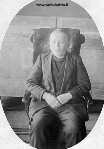 Uusitalon nuorimies
Uusitalon kiikkutuolissa istuu Eino tai Kalle Uusitalo (Uusitalo 22).  


Keywords: Uusitalo 