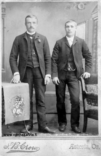 Uusitalon veljekset
Aleksander (vasemmalla) ja Juho (Jukka) Uusitalo hakivat passit ja lähtivät Amerikkaan vuonna 1887. Tieto Aleksin matkasta löytyy Göteborgin tullikamarin matkustajaluetteloista: Alexander Newgård, ikä 23, on lähtenyt syyskuussa Orlando-laivan kyydissä kohti Hullia, Englantia ja sieltä edelleen Yhdysvaltoihin. Määränpäänä on ollut Cadillac, Michigan. Juhon matka toteutui jo huhtikuussa. Veljekset asettuivat Yhdysvaltojen länsirannikolle, kälviäläisten suosimaan Oregonin Astoriaan, josta Alexander siirtyi Columbia-joen toisella rannalla sijaitsevaan Deep Riveriin. Sieltä hän hankki itselleen farmin. Aleksin ja Jukan sukunimeksi tuli uudessa kotimaassa Ostrom. (Uusitalo 15)

Alexander Uusitalo (1864-1933) avioitui 11.2.1892 ilmajokelaissyntyisen Susanna Margareta Hannukselan (1859-1898) kanssa. Heille syntyi kaksi tytärtä. Susannan kuoleman jälkeen Aleksi eli leskenä farmillaan Deep Riverissa, Washingtonin valtiossa.

Juho Uusitalon (1868-1910) puolisoksi tuli Hilma Johanna Matinjussi (1870-1930, Matinjussi 18). Avioliitto solmittiin Astoriassa 21.12.1891 ja lapsia syntyi kahdeksan, joista kaksi kuoli pieninä. 

Aleksander Uusitalo – Alexander Ostrom, b. 25 Mar 1864, emigrated 1887, d. 13 Dec 1933 Deep River, WA. Marriage: 2 Nov 1892 Astoria, OR. Wife Kreeta (Margareta) Susanna Hannuksela, b. in Ilmajoki, Finland, d. 1898 (?) Astoria, OR. Two children: Helen Morgan and Lillian Emholt. 

Juho (Jukka) Uusitalo – John Ostrom, b. 25 Sept 1868, emigrated 1887, d. 31 Mar 1910 Astoria, OR. Marriage: 21 Dec 1891 Astoria, OR. Wife Hilma Johanna Matinjussi, b. 17 Feb 1870, emigrated 1888, d. 10 May 1930 Astoria, OR. 8 children, 2 died young. 



Keywords: Uusitalo Ostrom Astoria Oregon USA DeepRiver Washington Ilmajoki Hannuksela